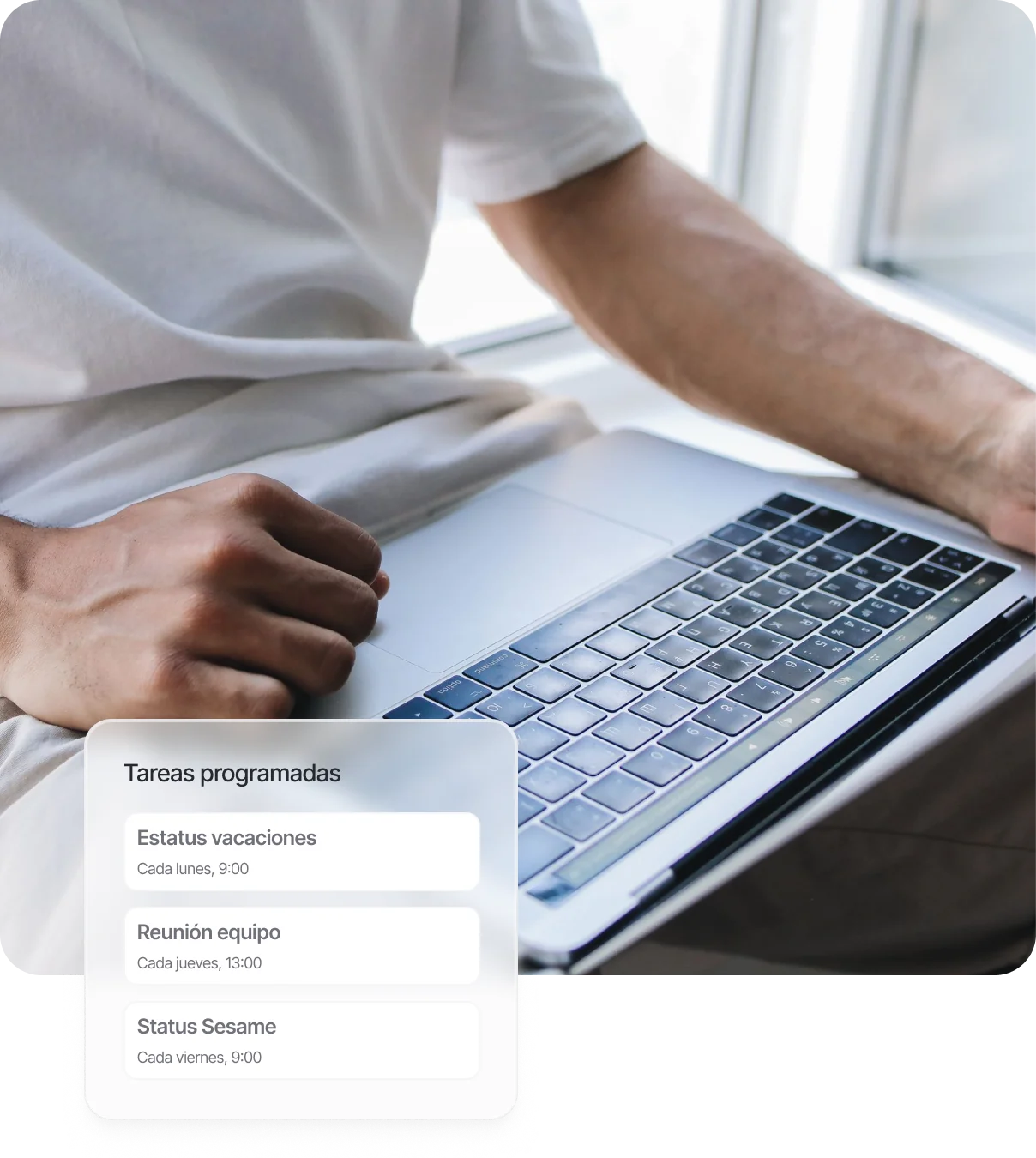 Una persona con el portátil y el widget de tareas programadas: Estatus vacaciones, cada lunes a las 9:00; Reunión equipo, cada jueves a las 13:00; Status Sesame, cada viernes a las 9:00